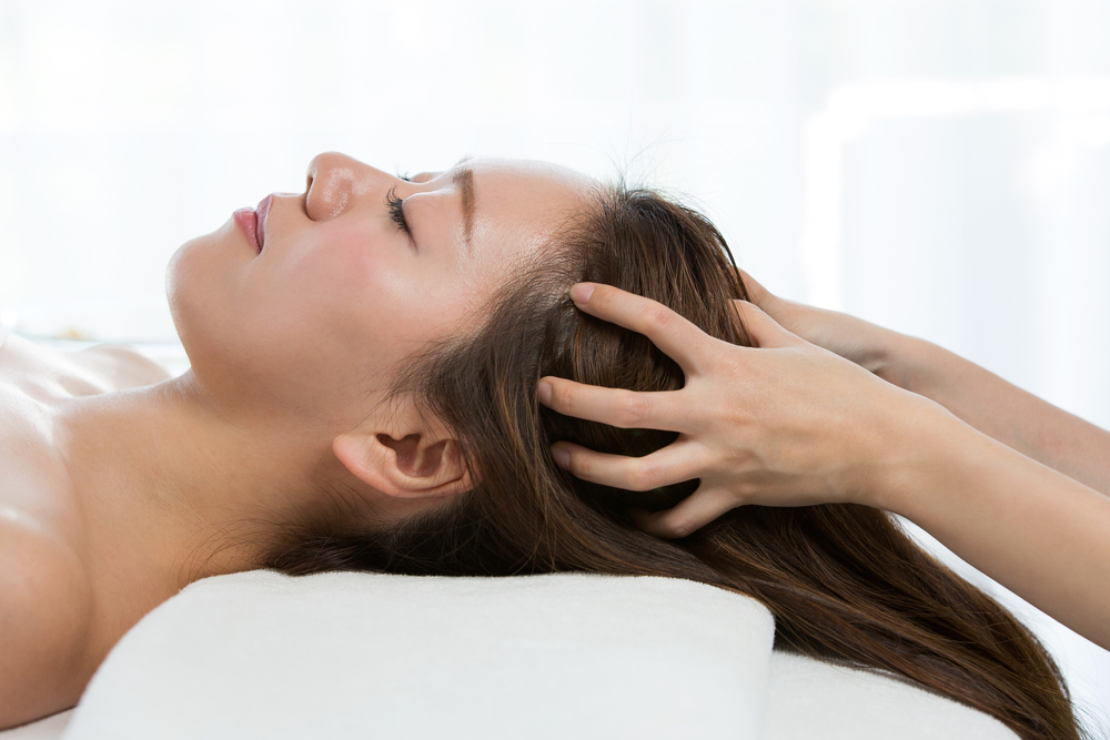 The,Woman,Has,A,Head,Massage.